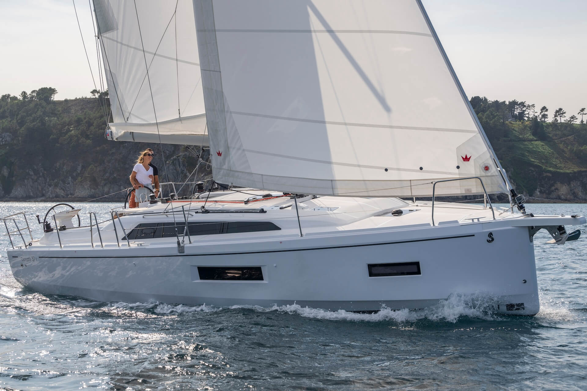Oceanis 371 crew preparing to set sail